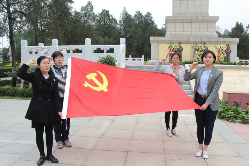 图3：在党旗前宣读入党誓词.jpg