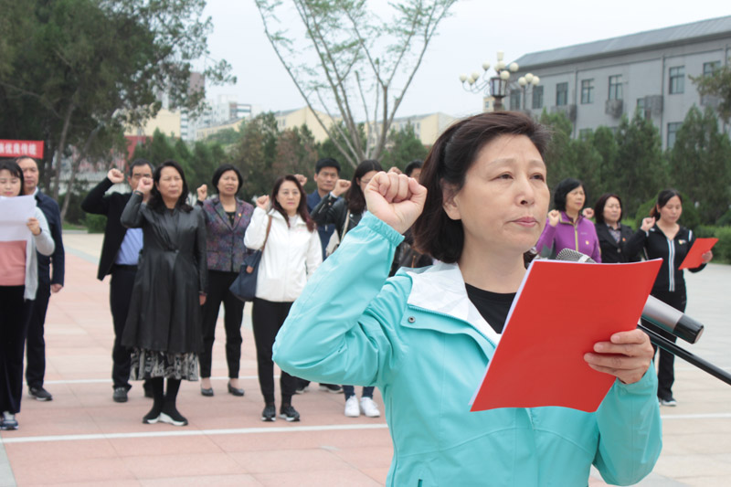 图4：领誓人：北京谈球吧(中国)官方网站党建小组副组长彦玲.jpg